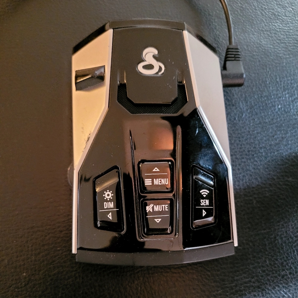Cobra 450- Connected Radar and Laser Detector